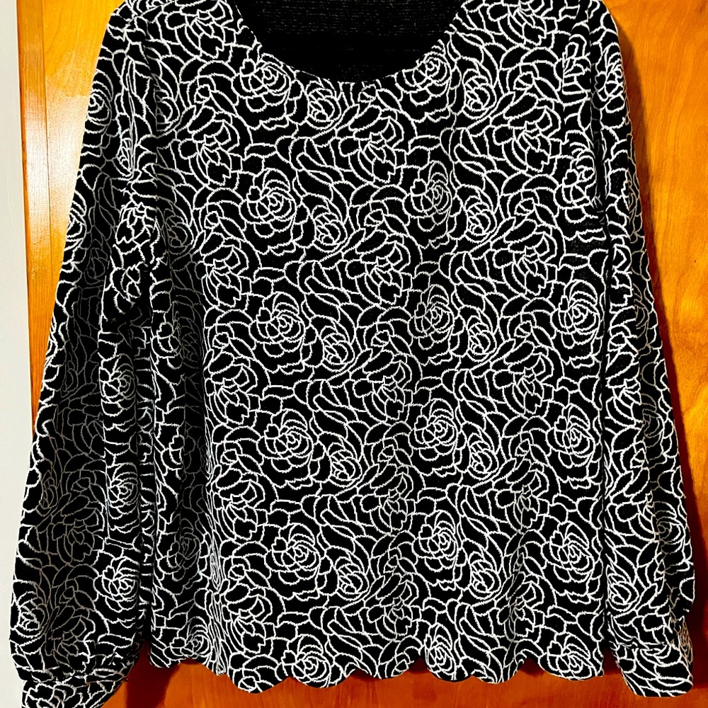 Very pretty top. Puffy sleeves flowing bottom